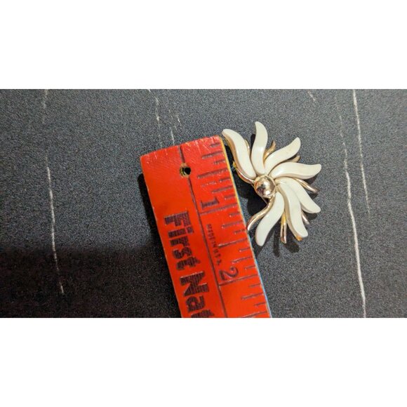 Vintage White Thermoset Gold Tone Flower Pin Brooch Abstract Design retro Estate - Picture 7 of 7